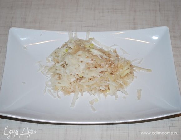 На крупной терке трем топинамбур.
