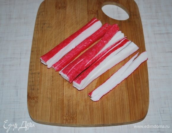 Крабовые палочки ТМ VICI мелко режем.