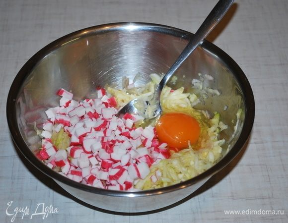 К кабачку и топинамбуру добавляем яйцо и порезанные крабовые палочки.