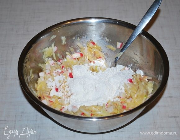 Добавляем муку.