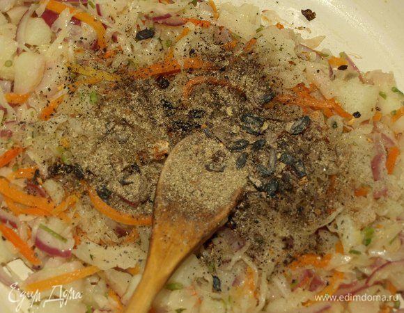 Добавляем барбарис, уцхо-сунели, соль, перец, перец чили хлопьями (осторожней добавлять). Хорошо перемешать, чтобы специи равномерно распределились, и потомить 2-3 минуты.