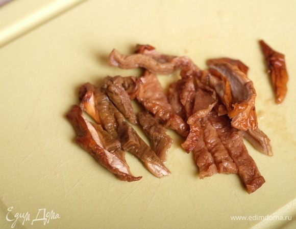 Белые грибы залить холодной водой (чтобы покрывала) и оставить примерно на полчаса. Затем отжать и нарезать полосками.