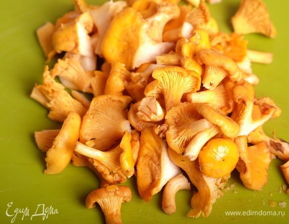 Лисички вымыть и нарезать немелко. Маленькие грибы оставить целыми.