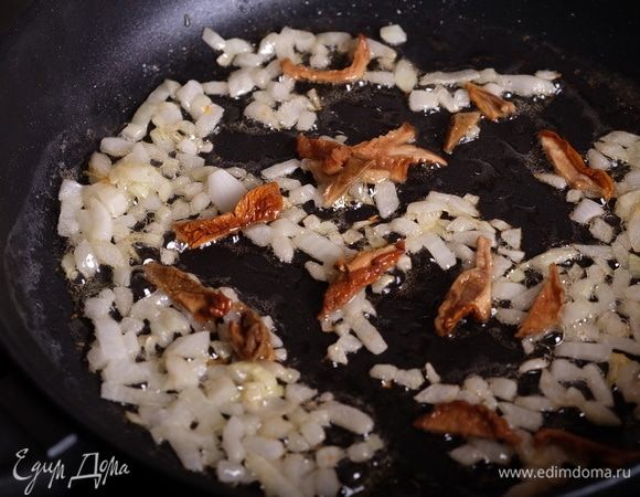 Добавить белые грибы и обжарить еще пару минут.