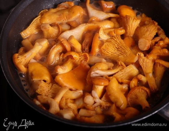 Параллельно на другой сковороде на оставшемся сливочном масле обжарить чеснок и следом добавить лисички. Жарить лисички до полного испарения жидкости, образующейся в процессе жарки.