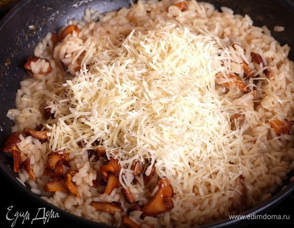 Следом добавить натертый на мелкой терке пармезан, вмешать его. Солить ризотто нужно в самом конце.