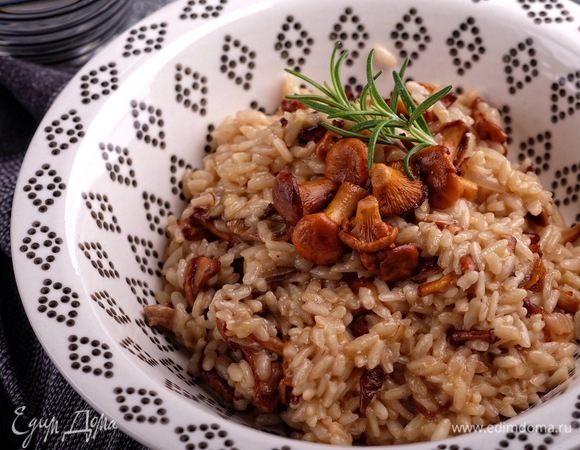 Снять ризотто с огня, оставить «отдохнуть» под крышкой пару минут. За это время прогреть глубокие тарелки, выложить в них ризотто, украсить любимой зеленью и подавать.