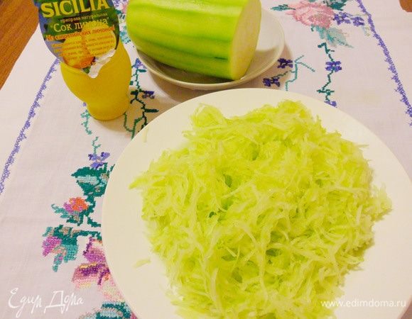Цукини очистить от кожицы, натереть на средней терке. Слегка отжать от жидкости.