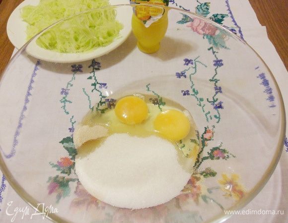 В емкость положить сахарный песок, яйца, ванильный сахар. 