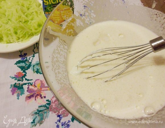 Добавить сметану, растительное масло, лимонный сок ТМ Sicilia и щепотку соли. 