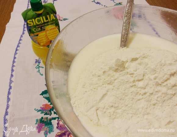 Затем добавить муку с разрыхлителем.