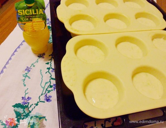 Разложить тесто по формочкам примерно на половину высоты. У меня формочки силиконовые, их смазывать маслом не нужно. Поставить в предварительно разогретую до 180°С духовку на 35-40 минут (зависит от количества теста в формочке).