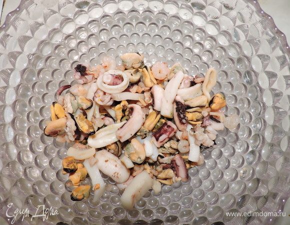 Замороженные морепродукты кинуть в кипящую воду. Варить 1 мин. после закипания. Слить жидкость и положить в салатник.