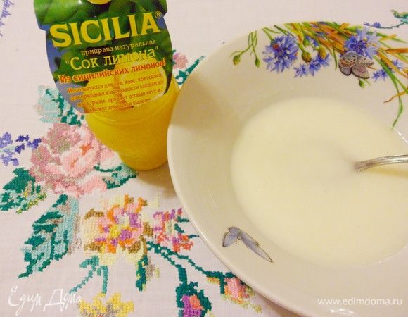 Глазурь должна остаться густой и быть слегка текучей.