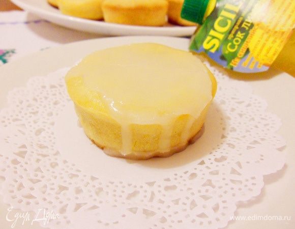 Покрыть кекс лимонной глазурью.