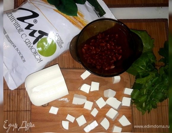 Сыр фета нарезать кубиками, листья руколы порвать руками. Приготовить заправку: в оливковое масло добавить лимон, мед, перец и другие приправы по вкусу. Консервированную фасоль промыть.