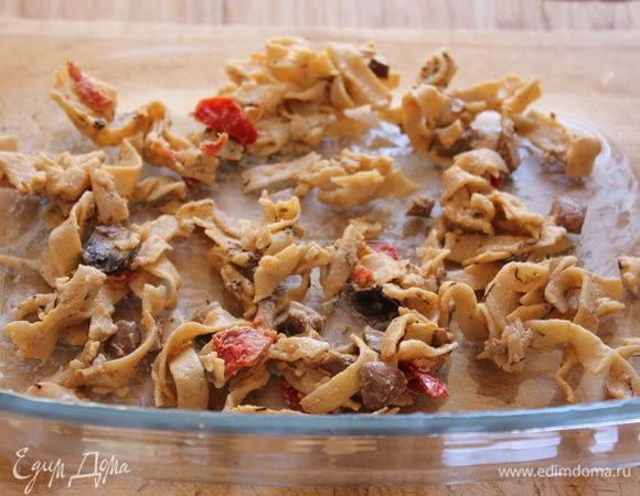 В огнеупорную посуду выложить пасту. Я сделала слоями, даже, если первый слой очень скудный получился.