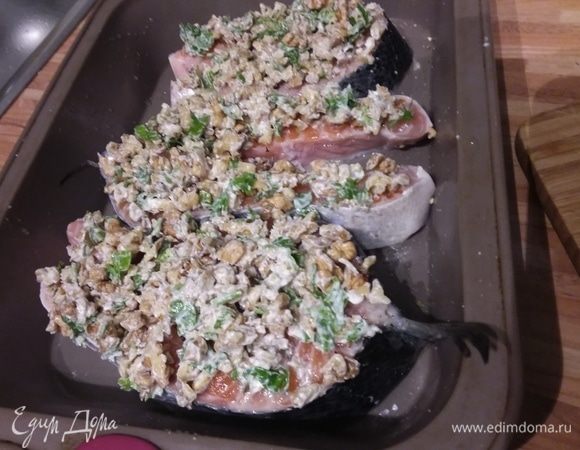 Покрыть этой смесью кусочки рыбы.   