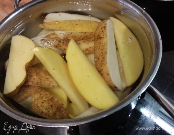 Картофель тщательно вымыть при помощи щеточки, разрезать на дольки и отварить в слегка подсоленной воде до полуготовности. Буквально 4-5 минут, не более. 