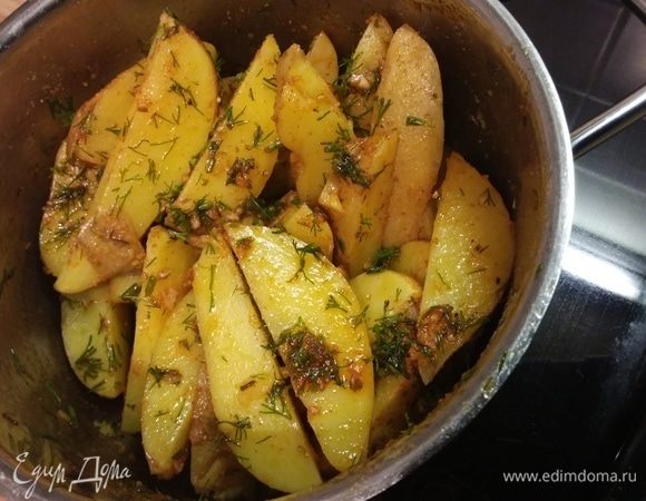 Слить воду с картофелея, добавить смесь и тщательно размешать. 