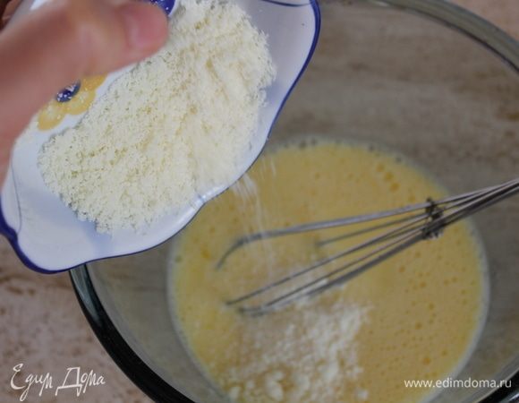 Добавить натертый твердый сыр. У меня это были 2 вида сыра: Пармезан и Пекорино романо 50/50.