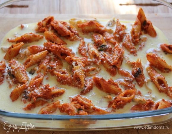 Вылить молочно-яичную смесь на пасту.