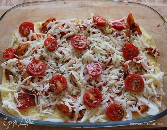 Нарезать тончайшими полукольцами 1/3 луковицы, выложить вразброс на пасту, натереть на крупной терке полутвердый сыр. У меня это был Азиаго, но вполне может подойти Голландский или Российский. Нарезать на половинки помидоры черри, выложить сверху на пасту, посыпать сушеным орегано. Отправить в разогретую духовку до 180°C на 20-25 минут. За 5 минут до готовности я включила конвекцию для поджаристой корочки. У кого нет конвекционной духовки, ничего страшного, паста будет вкусной и с корочкой, и в обычной духовке!