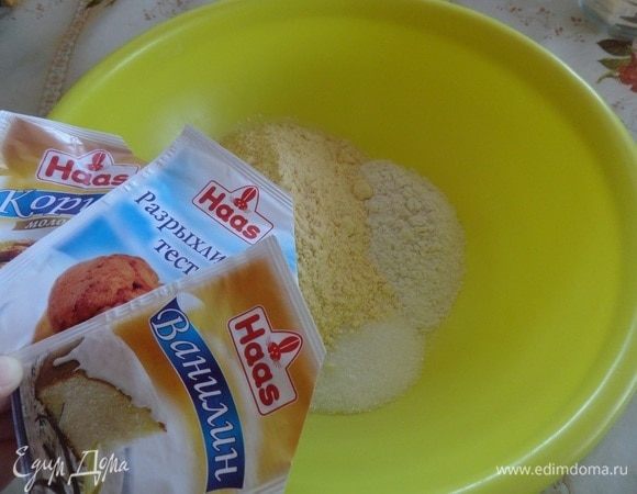В глубокую чашку просеиваем оба вида муки. Добавляем соль, оставшийся сахар, разрыхлитель (1ч. л.), ванилин и корицу (1 ч. л.) ТМ Haas. 