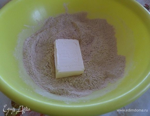 Добавляем сливочное масло. Перетираем до состояния крошки.