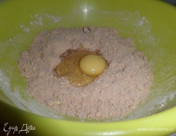 Добавляем яйцо.