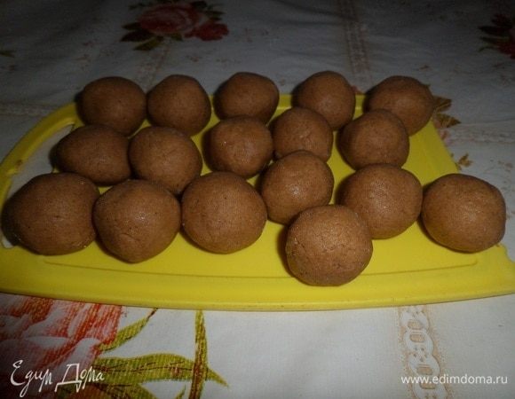 Из теста делаем небольшие шарики.