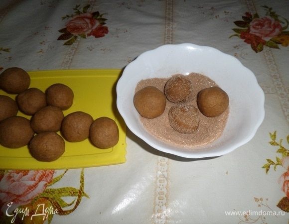 Обваливаем шарики в сахарно-коричной смеси.