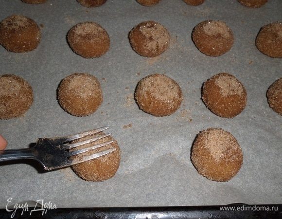 Выкладываем на противень, застеленный пергаментом. Вилкой делаем рисунок и присыпаем оставшейся смесью сахара и корицы.