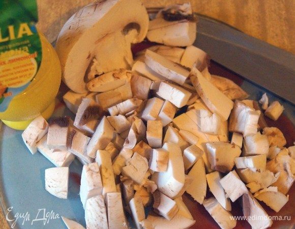 Режем на кубики среднего размера. Лук режем полукольцами.