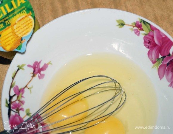 В глубокую тарелку разбиваем 2 куриных яйца.