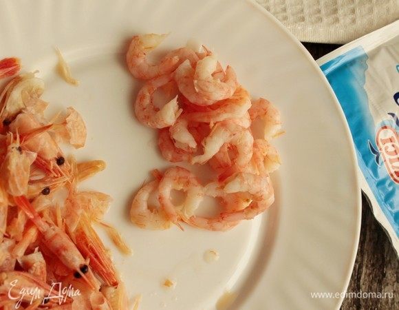 Очистить креветки.