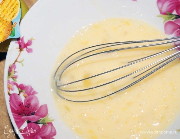 Взбиваем яйца венчиком до однородной массы.