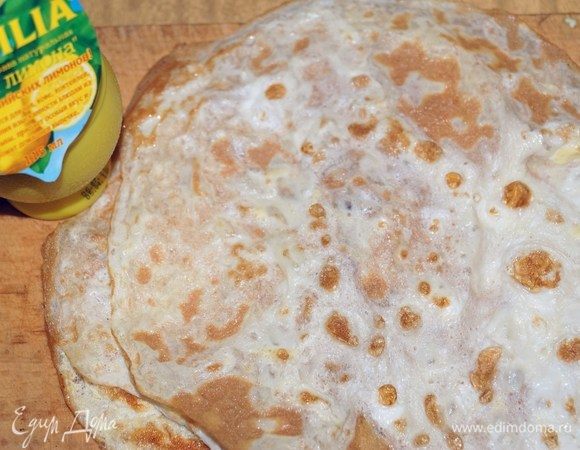 Выпекаем блинчики на блинной сковороде, смазанной растительным маслом.