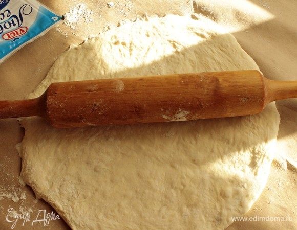 Раскатать тесто в форме круга.