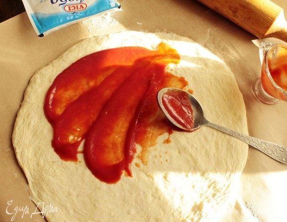 Смазать кетчупом.