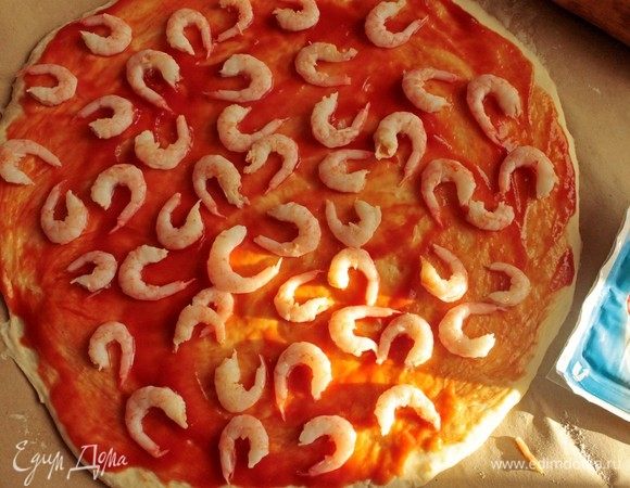 Уложить креветки.