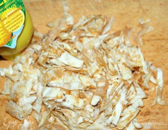 Блинчики нарезаем соломкой.