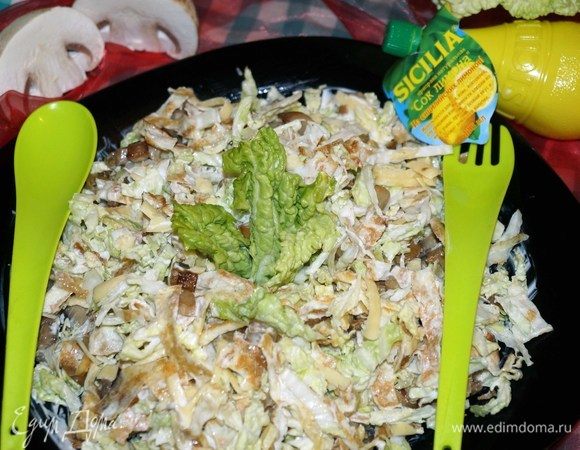 Можно к столу подать уже перемешанный салат, украсив его зеленью.
Приятного аппетита!