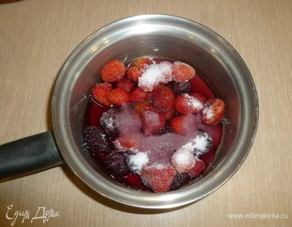 Для соуса смешать в сотейнике ягоды, сахар, вино. У меня клубника и ежевика, но можно взять и другие ягоды. Довести до кипения и немного выпарить. 