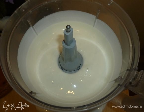 Для крема установить в комбайн насадку для взбивания и включить его. Влить сливки и взбивать пару минут. Когда сливки начнут загустевать, всыпать сахарную пудру и загуститель для сливок ТМ Haas. Благодаря ему крем получится плотным и будет долго держать форму. Взбивать до получения густой консистенции.