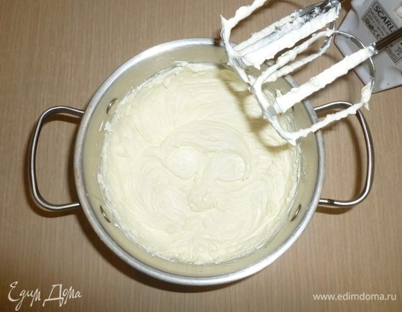 Добавить к взбитым сливкам маскарпоне и слегка взбить миксером до однородности. Убрать пока крем в холодильник.