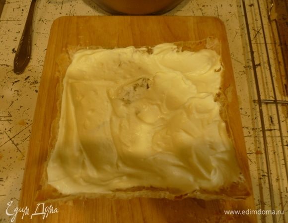 Собрать мильфей, чередуя слои теста и крема. Убрать ненадолго в холодильник. Перед подачей посыпать сахарной пудрой. Разрезать на 4 части.