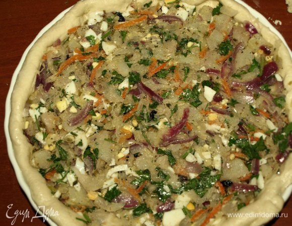 Большей частью тесто выкладываем в форму, делаем бортики. Тесто не обязательно раскатывать, его прекрасно можно распределить по форме руками. Выкладываем начинку.