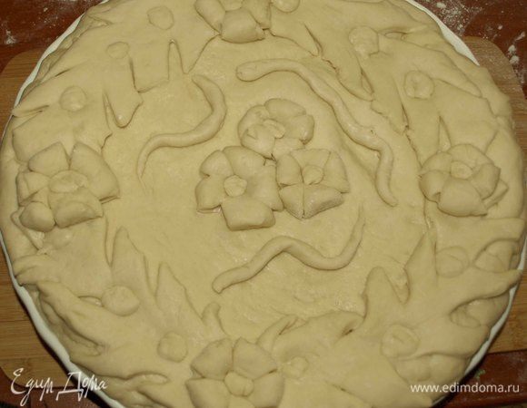 Сверху закрываем второй половиной теста, соединяем края. Обрезать лишнее тесто (оно пойдет на украшение). Украшаем, как умеем! 