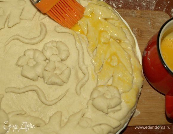 Куриный желток соединить с молоком. Смазываем тесто яично-молочной смесью.